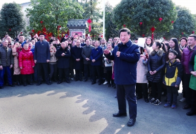 中华民族传统节日农历春节来临之际，中共中央总书记、国家主席、中央军委主席习近平来到四川考察调研，看望慰问各族干部群众，向全国各族人民致以美好的新春祝福。这是2月12日上午，习近平在成都市郫都区战旗村考察时向群众拜年，祝愿全国各族人民新春快乐、阖家幸福。 新华社记者 鞠鹏 摄