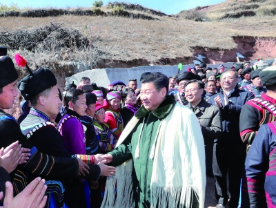 中华民族传统节日农历春节来临之际，中共中央总书记、国家主席、中央军委主席习近平来到四川考察调研，看望慰问各族干部群众，向全国各族人民致以美好的新春祝福。这是2月11日上午，习近平在凉山彝族自治州昭觉县解放乡易地扶贫搬迁新村火普村同乡亲们亲切握手。 新华社记者 鞠鹏 摄